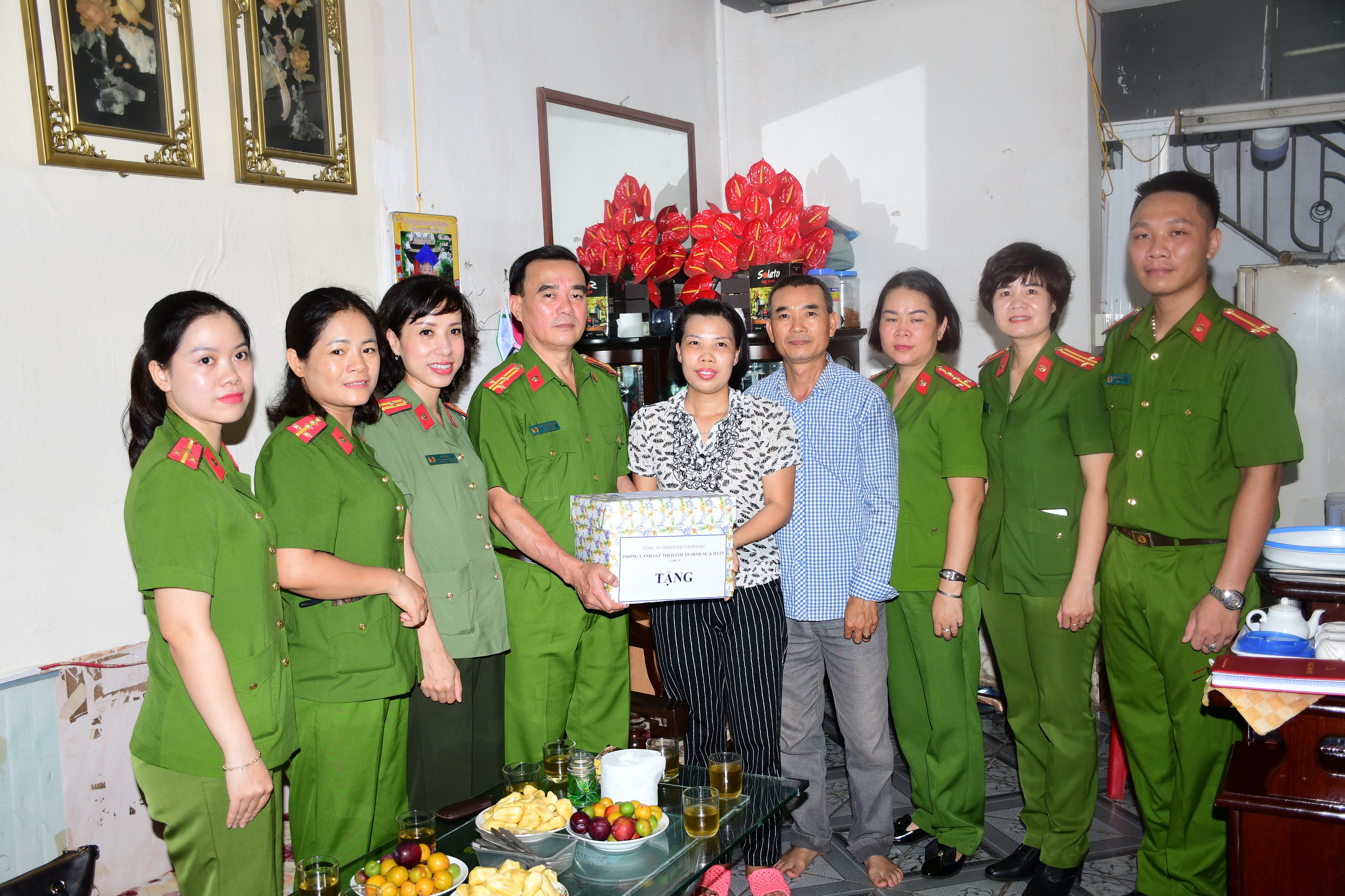 Phòng Cảnh sát Thi hành án hình sự và hỗ trợ tư pháp: Tặng quà cho hội viên phụ nữ có hoàn cảnh khó khăn